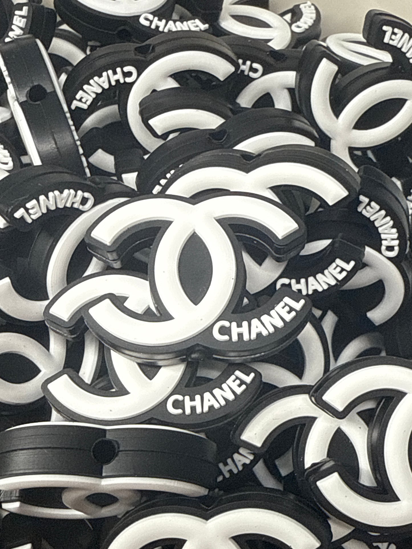 Focal-Public de silicona CHANEL negra