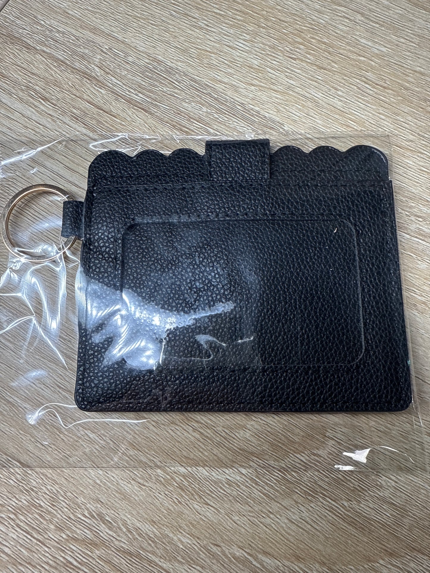 Cartera negra para tarjetas con herrajes dorados