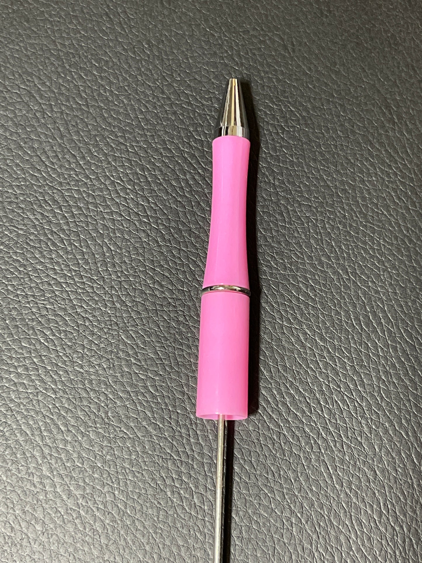 Bolígrafo de plástico con cuentas de colores sólidos