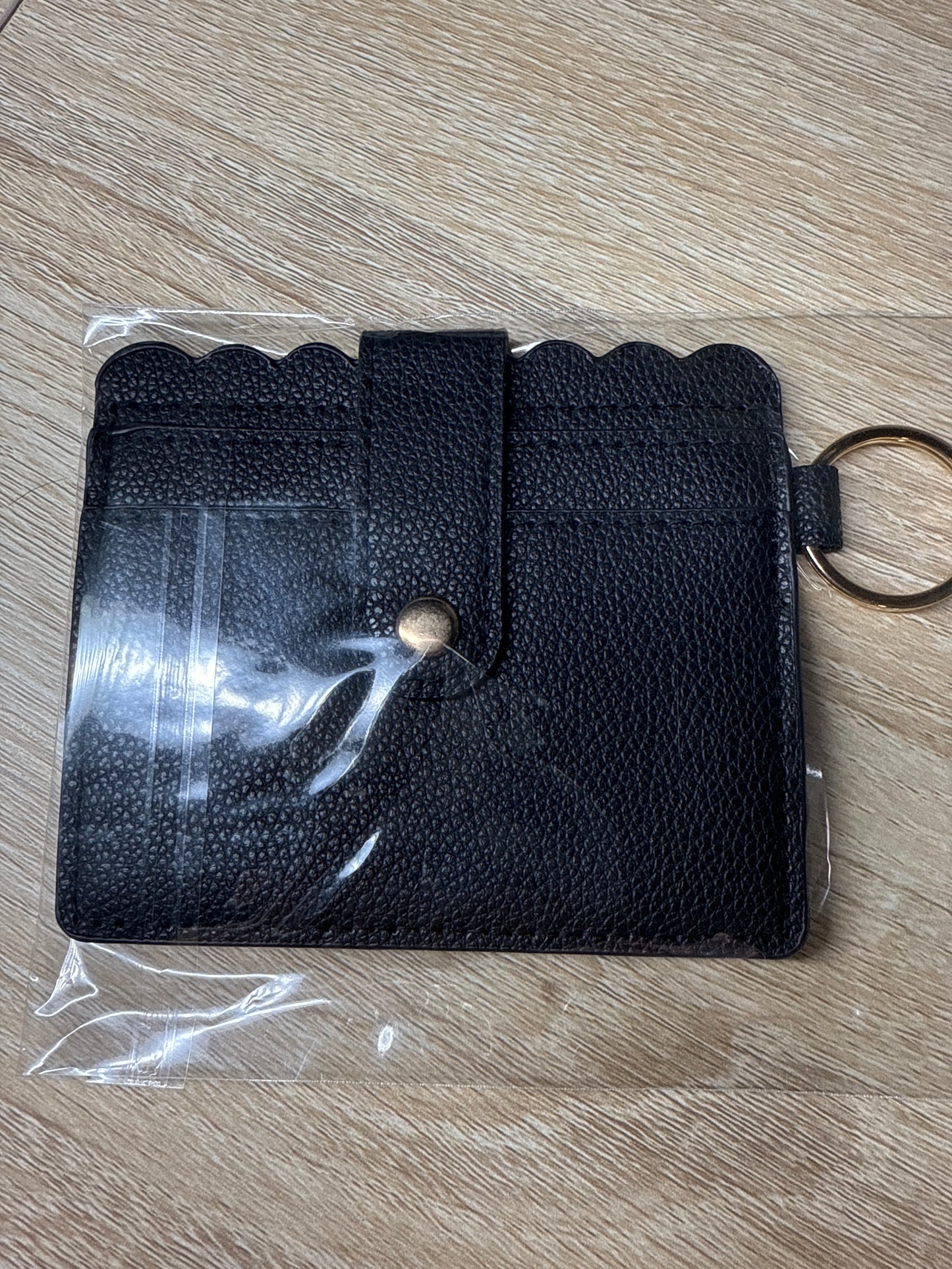 Cartera negra para tarjetas con herrajes dorados