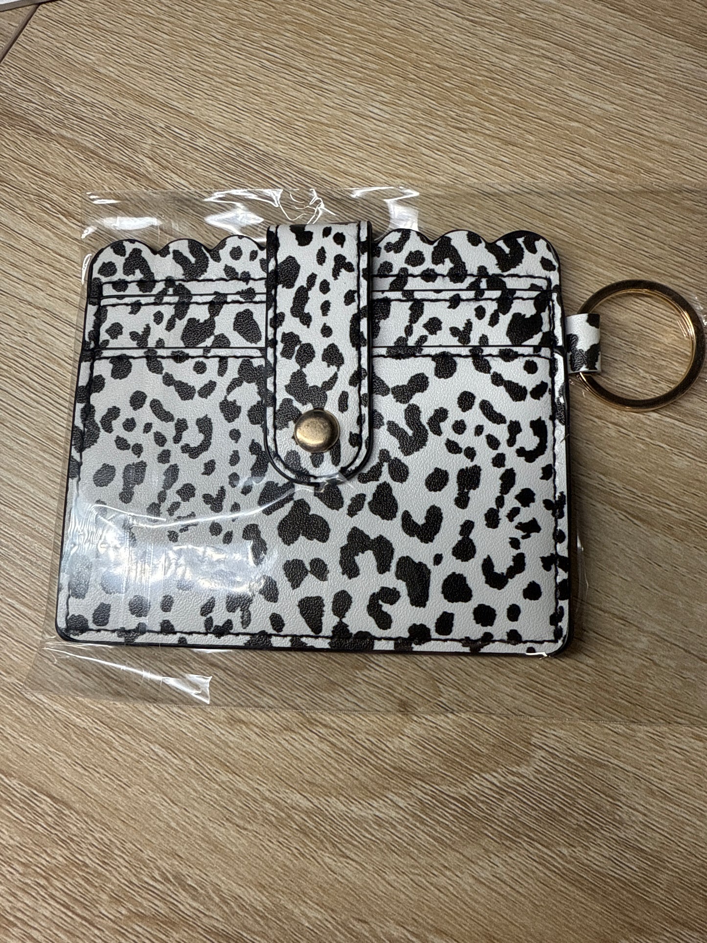 Monedero pequeño con estampado de vaca y herrajes dorados