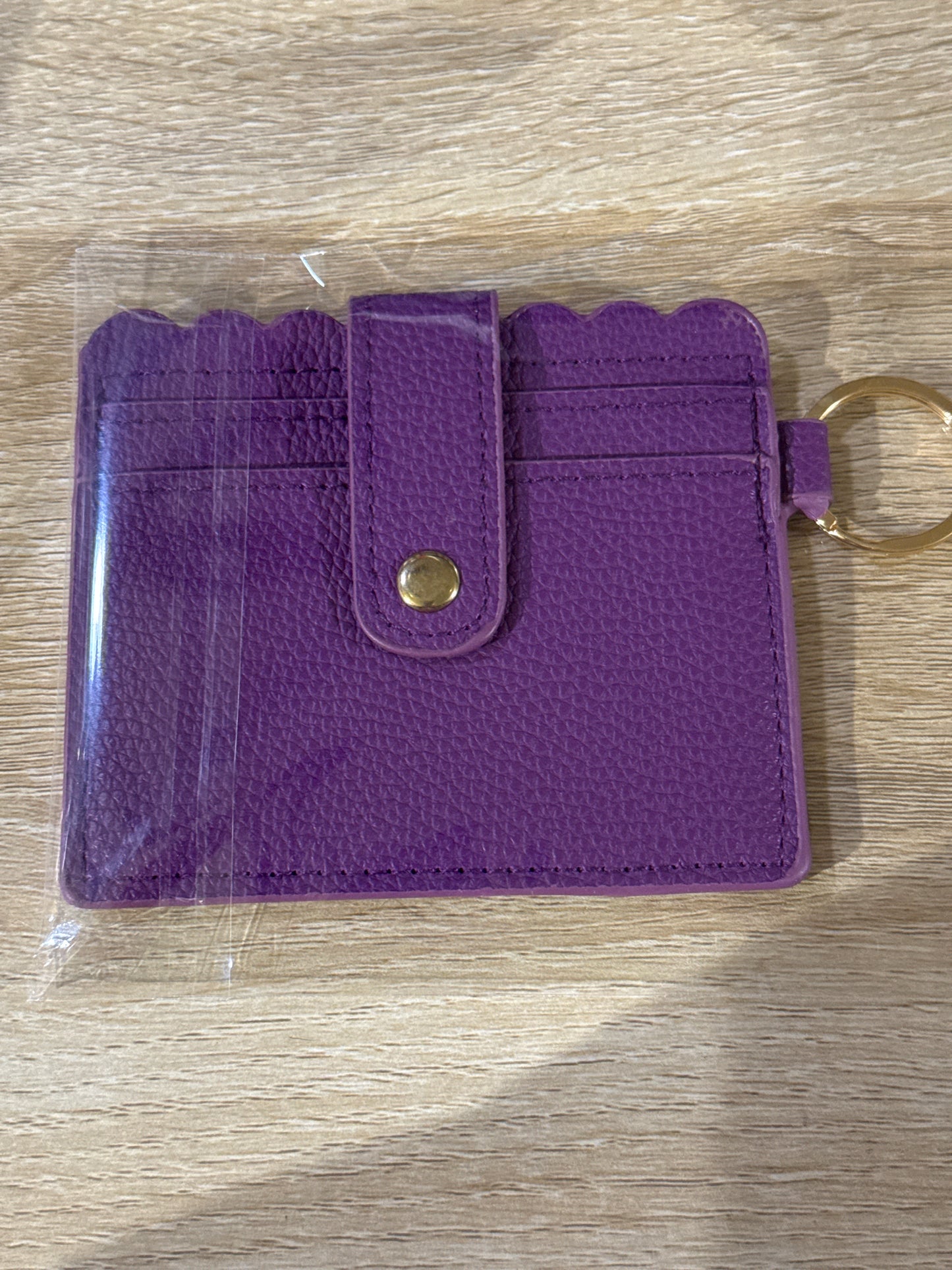 Cartera morada con herrajes dorados