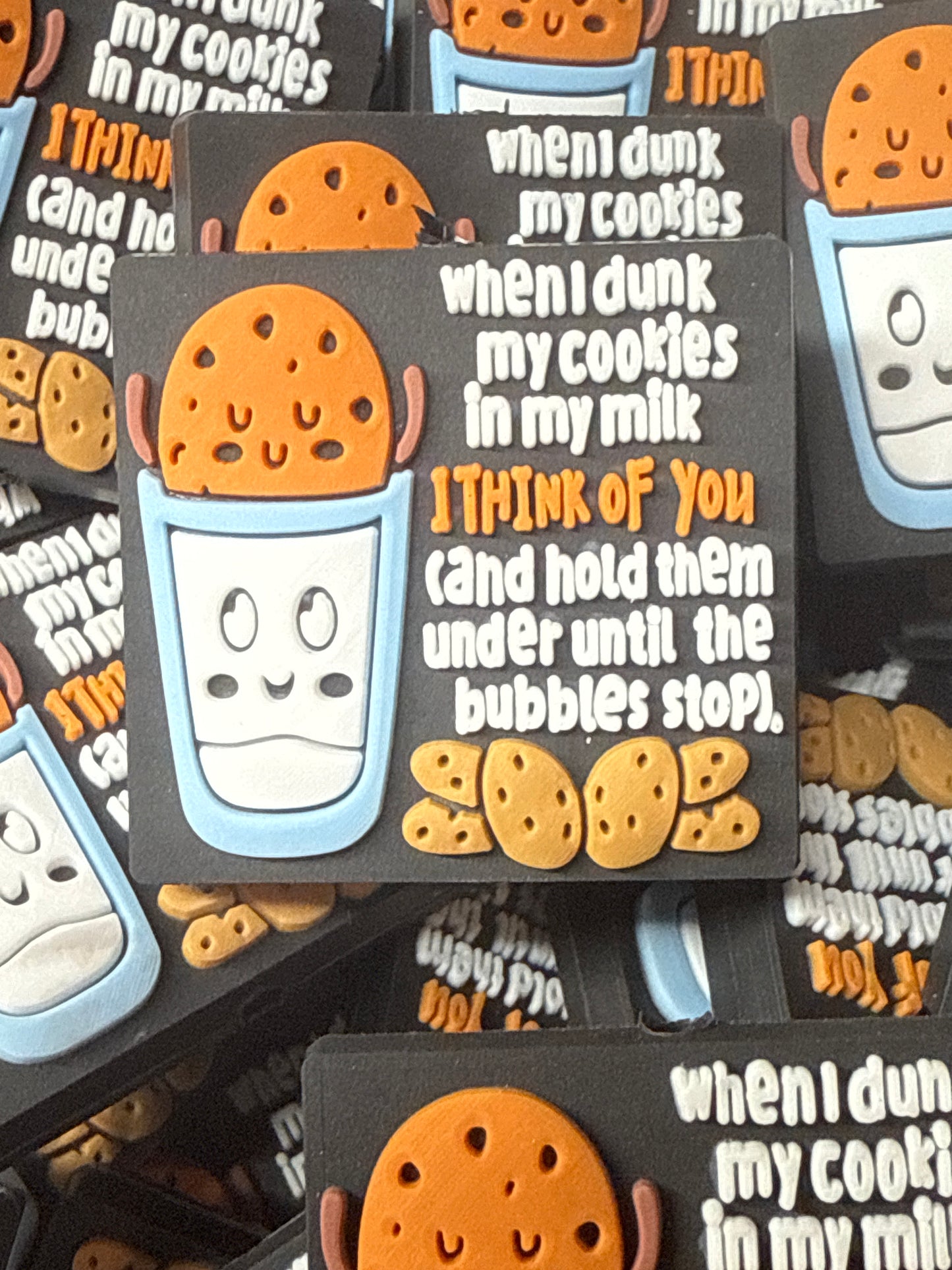 Cuando sumerjo mis galletas en mi leche, pienso en ti y las sostengo hasta que dejen de burbujear. Exclusivo de RD Creations.