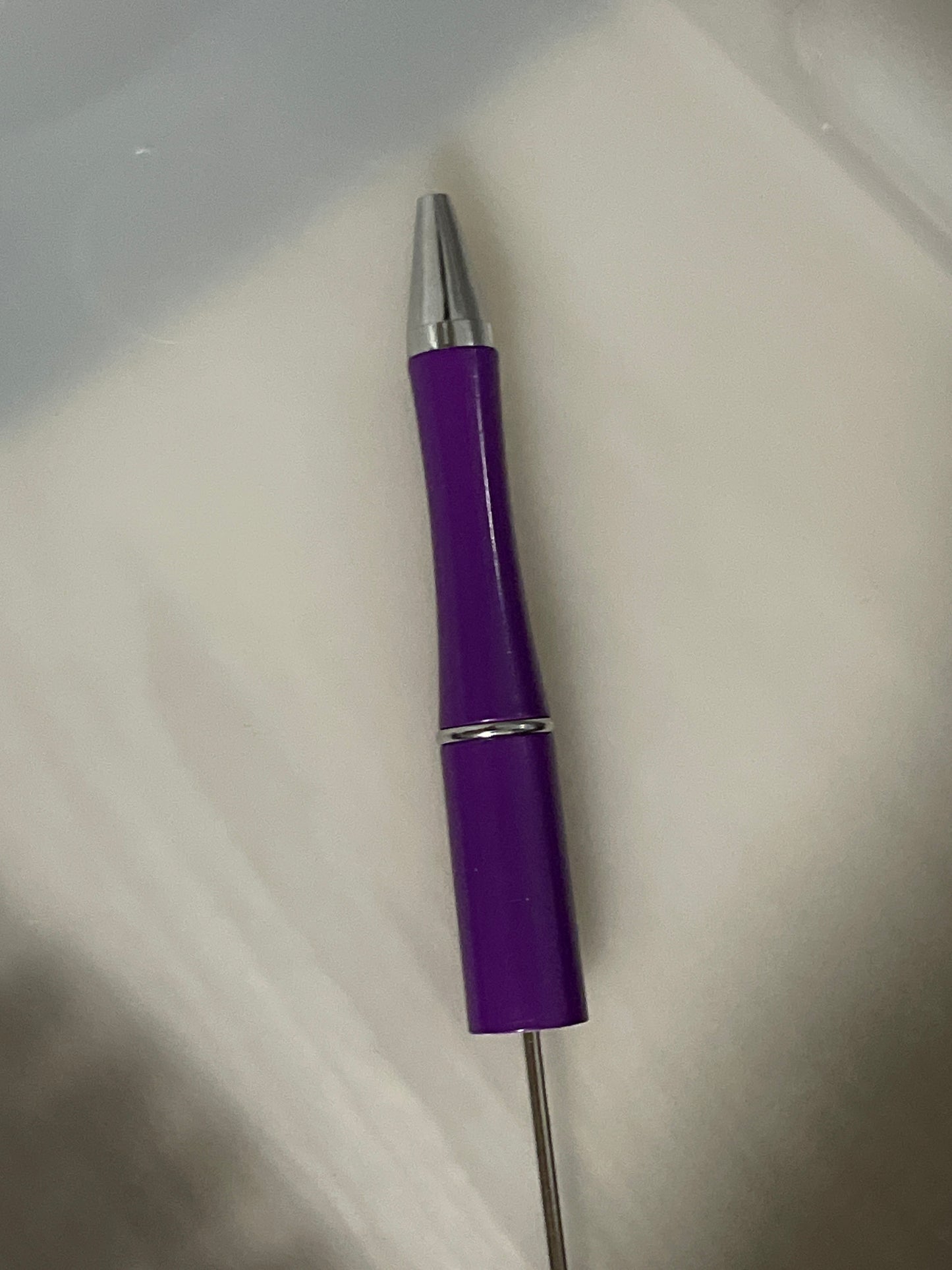 Bolígrafo de plástico con cuentas de colores sólidos