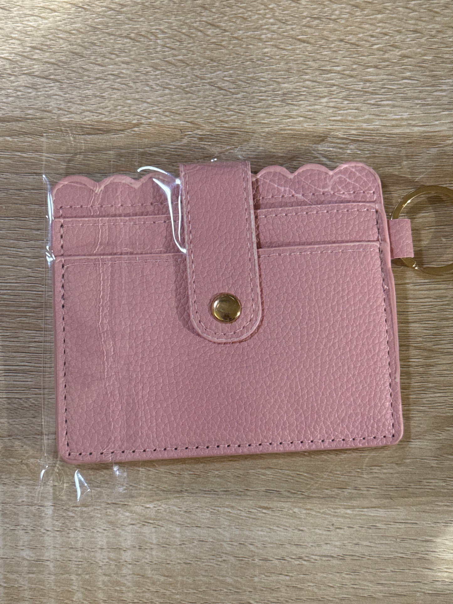 Cartera para tarjetas rosa con herrajes dorados