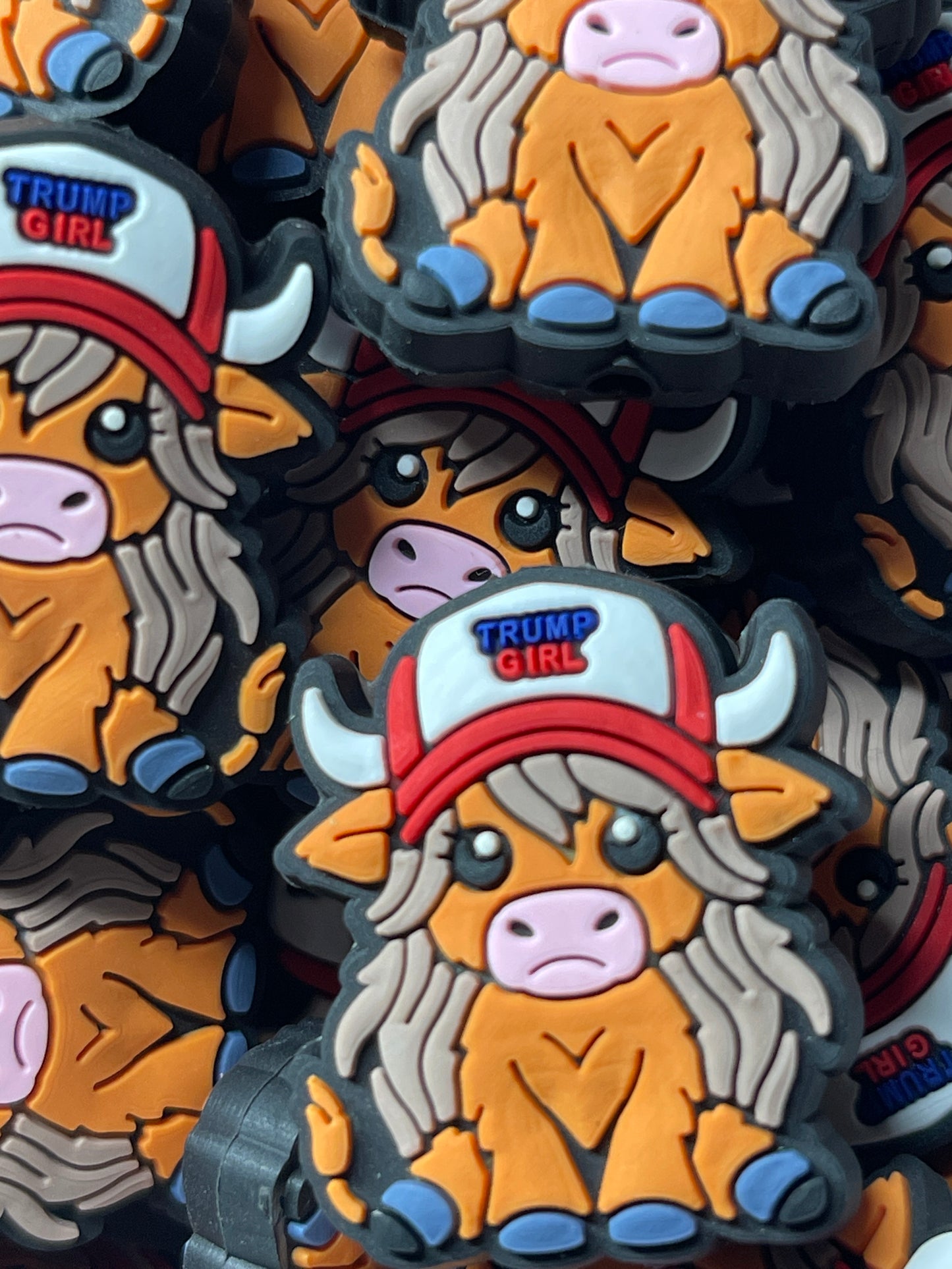 Figura focal de PVC de vaca de las Tierras Altas de Trump Girl - Exclusiva de RD Creations