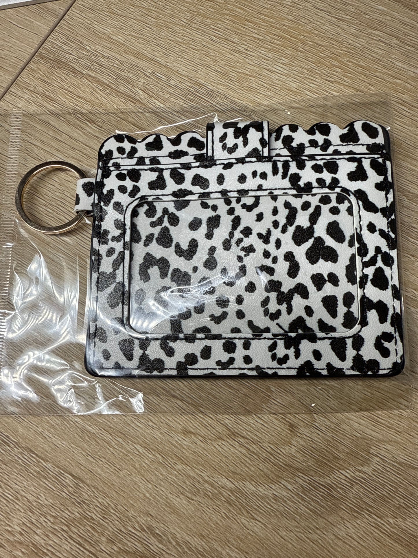 Monedero pequeño con estampado de vaca y herrajes dorados