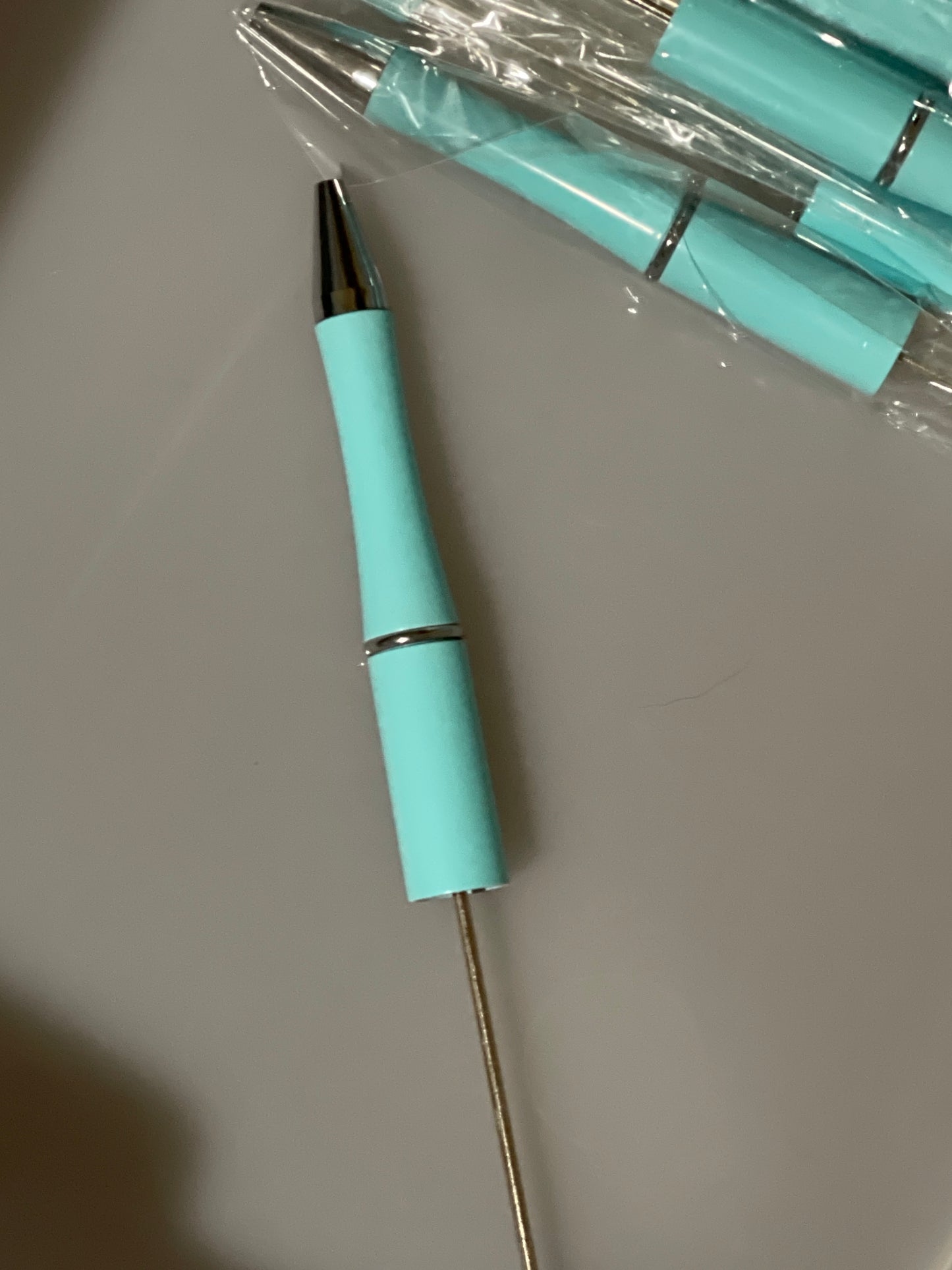Bolígrafo de plástico con cuentas de colores sólidos