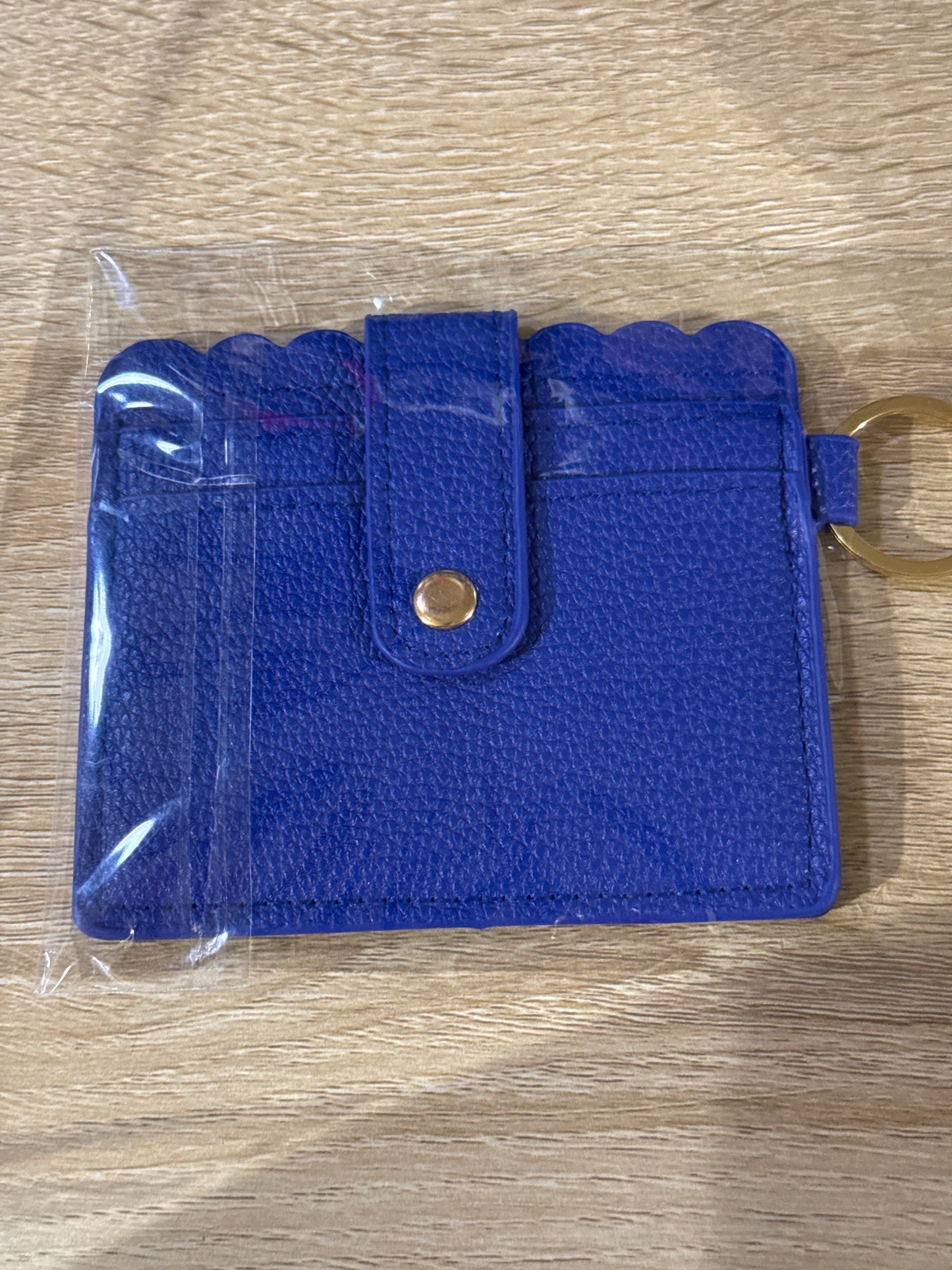 Cartera para tarjetas azul con herrajes dorados