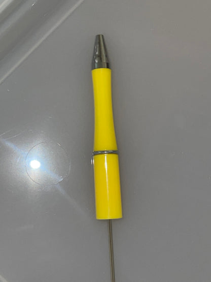 Bolígrafo de plástico con cuentas de colores sólidos