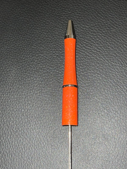 Bolígrafo de plástico con cuentas de colores sólidos