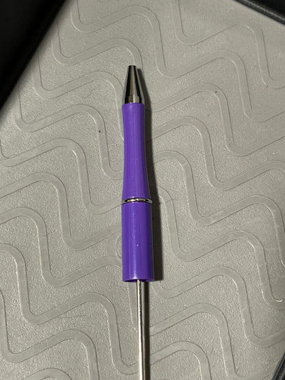 Bolígrafo de plástico con cuentas de colores sólidos