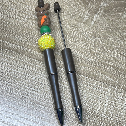 Bolígrafo de plástico con cuentas de colores sólidos
