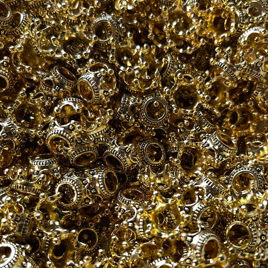 Paquete de 12 cuentas espaciadoras de corona dorada de 13 mm