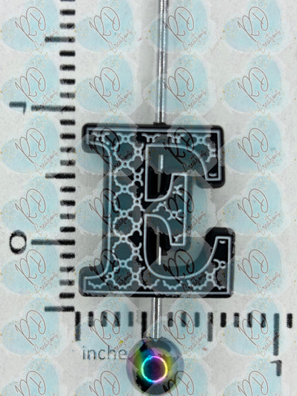 Colección focal de silicona con el alfabeto E exclusivo en colaboración con TaTNCS